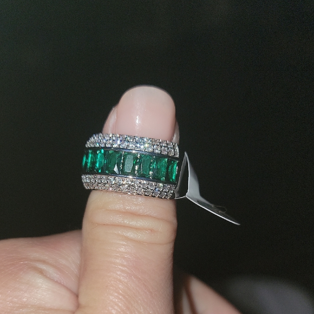 💚Elegant Silver and Green Gemstone Ring